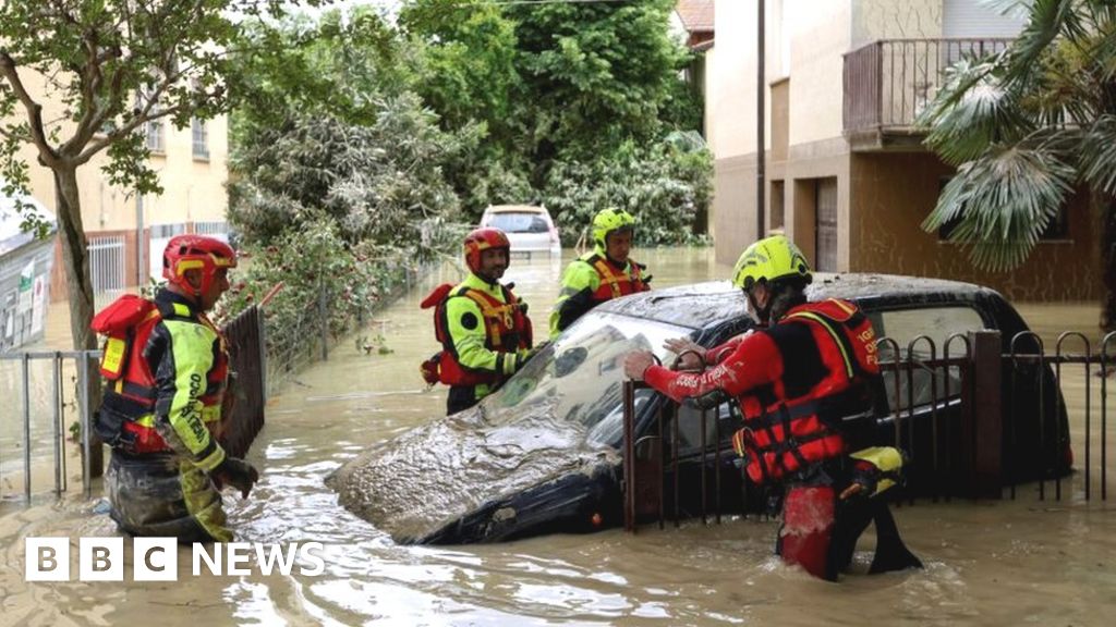 イタリアの洪水で13人が死亡、1万3000人が家を追われた