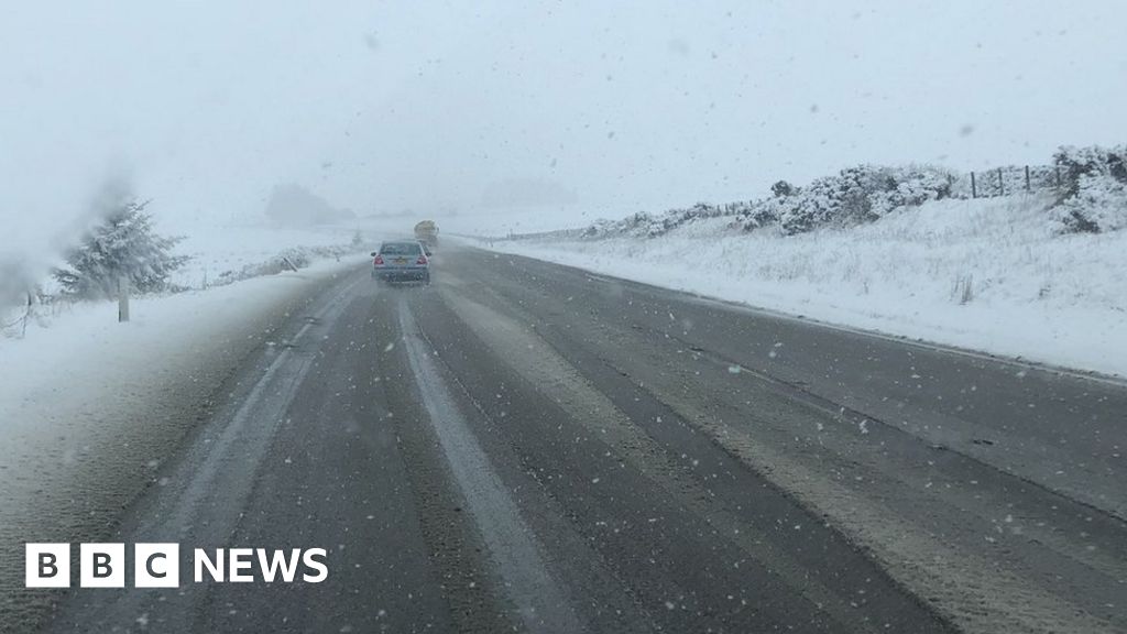 Snow starts to fall on Scotland's road network BBC News