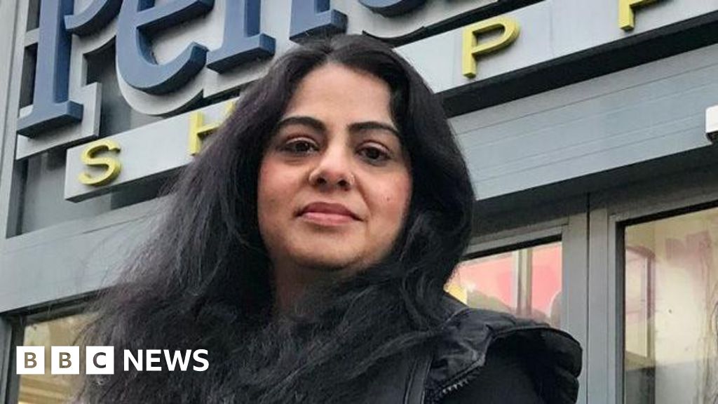 Mixed emotions as Pendle Rise shopping mall closes for demolition