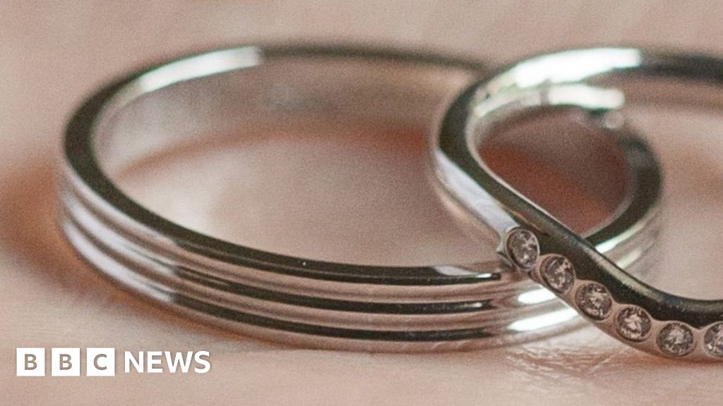 Runner loses wedding ring during a 100k Jurassic Coast race