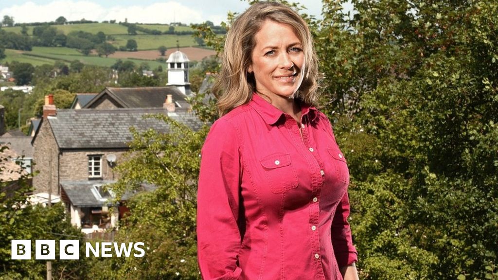 Sarah Beeny: TV presenter given green light after breast cancer treatment