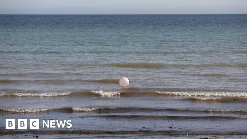 Adur & Worthing: Warning to not go into sea after pollution leak 
