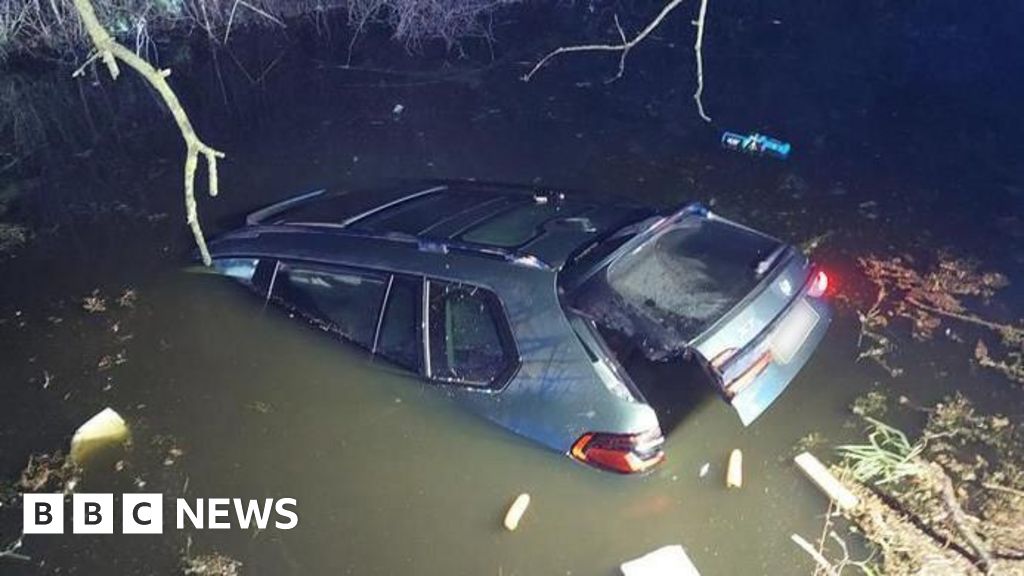 Driver trapped in sinking car saved by Suffolk Police officers