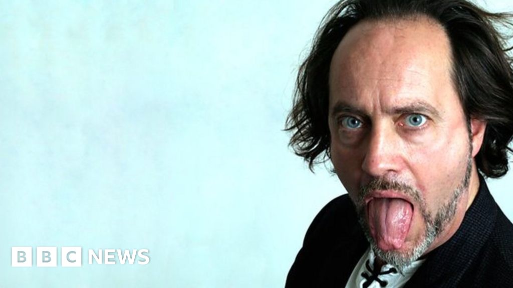 Ian Cognito: Comedian dies on stage in Bicester