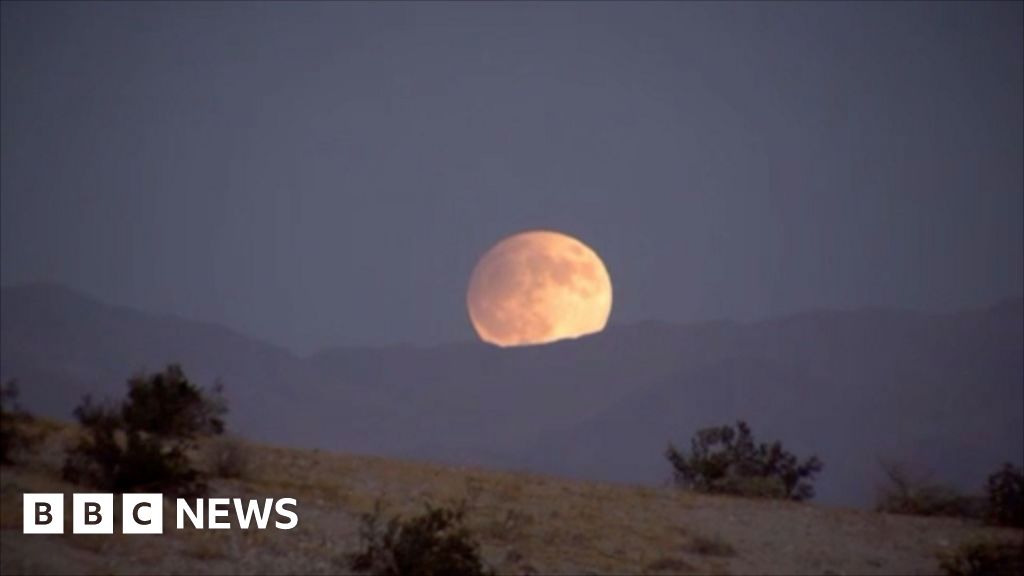 Timelapse video shows supermoon rising over California