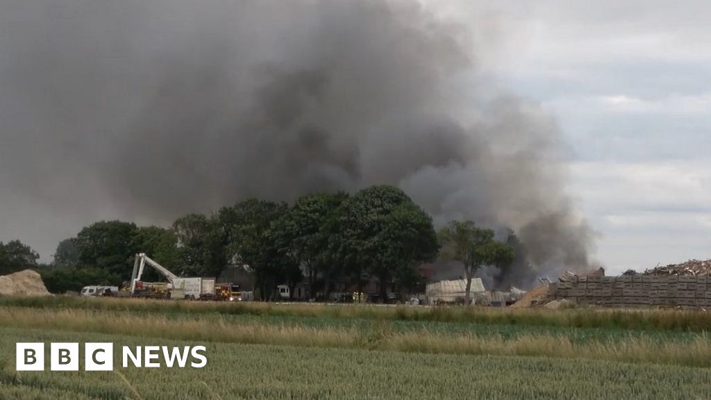 Fire crews tackle large agricultural blaze in Benington 