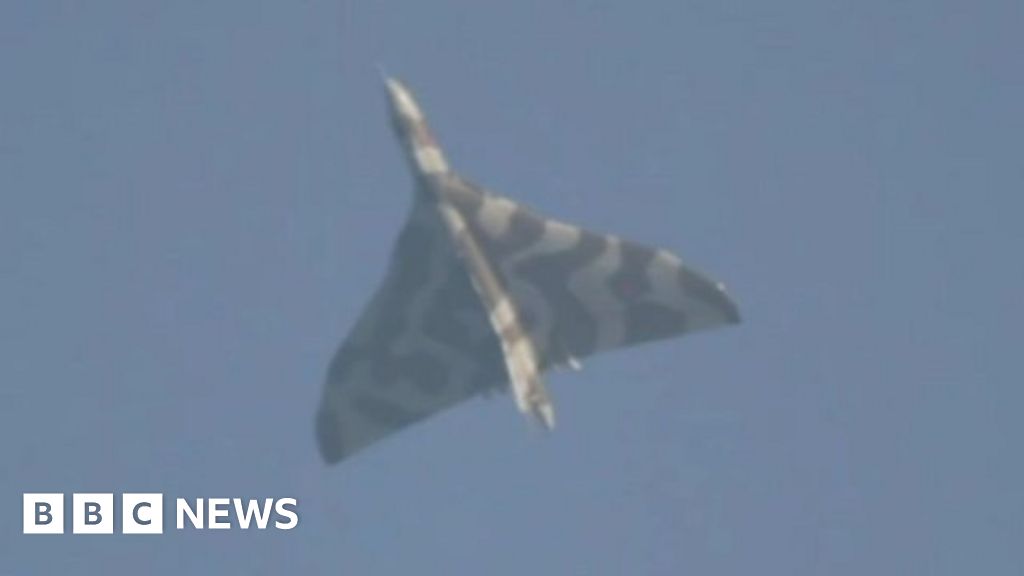 Did Vulcan XH558 Perform Unauthorized Barrel Rolls Before Retirement? -  AirshowStuff