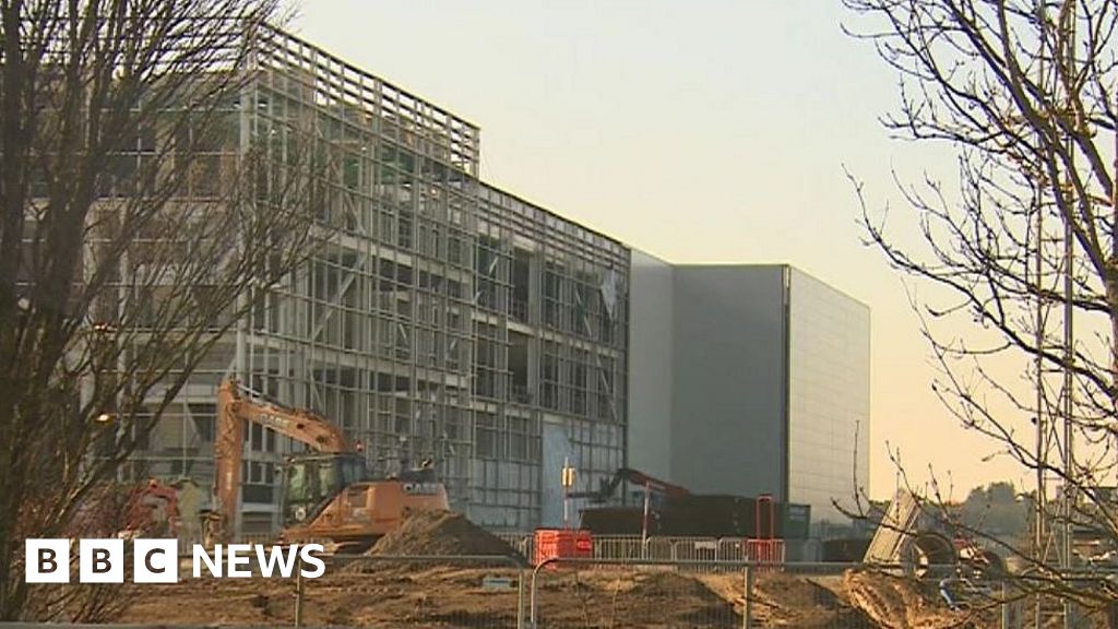 Amazon to create 1,000 new jobs at Darlington warehouse BBC News