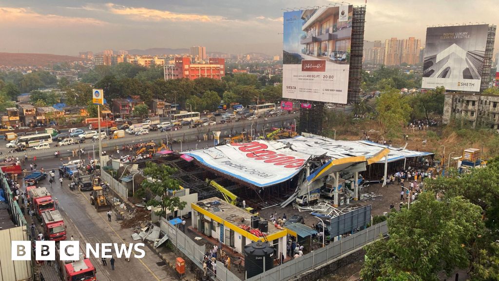 Derrumbe de vallas publicitarias en Bombay: ocho muertos y decenas de heridos