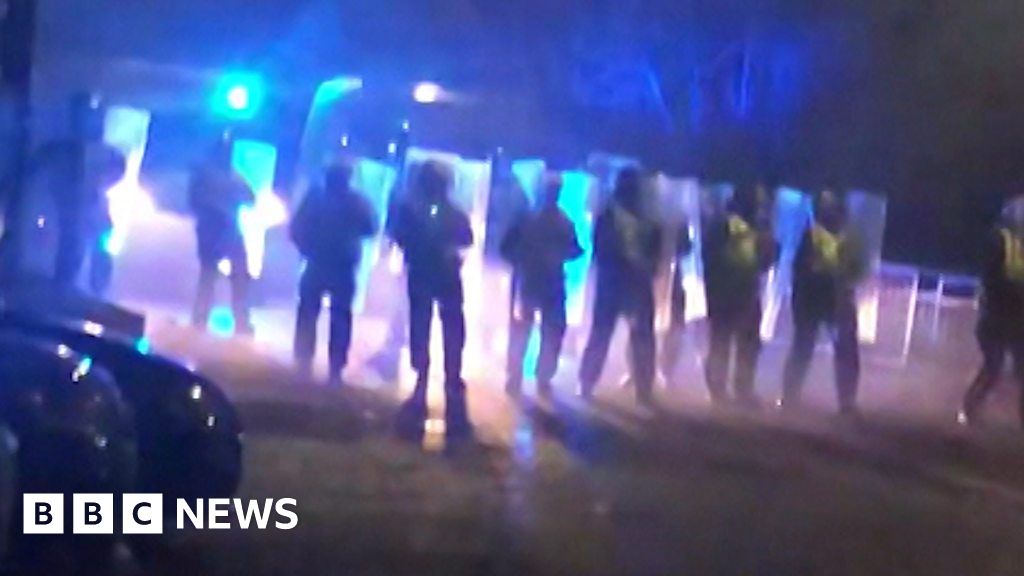 Riot police attacked by 'hostile' crowd in Auchinleck - BBC.com