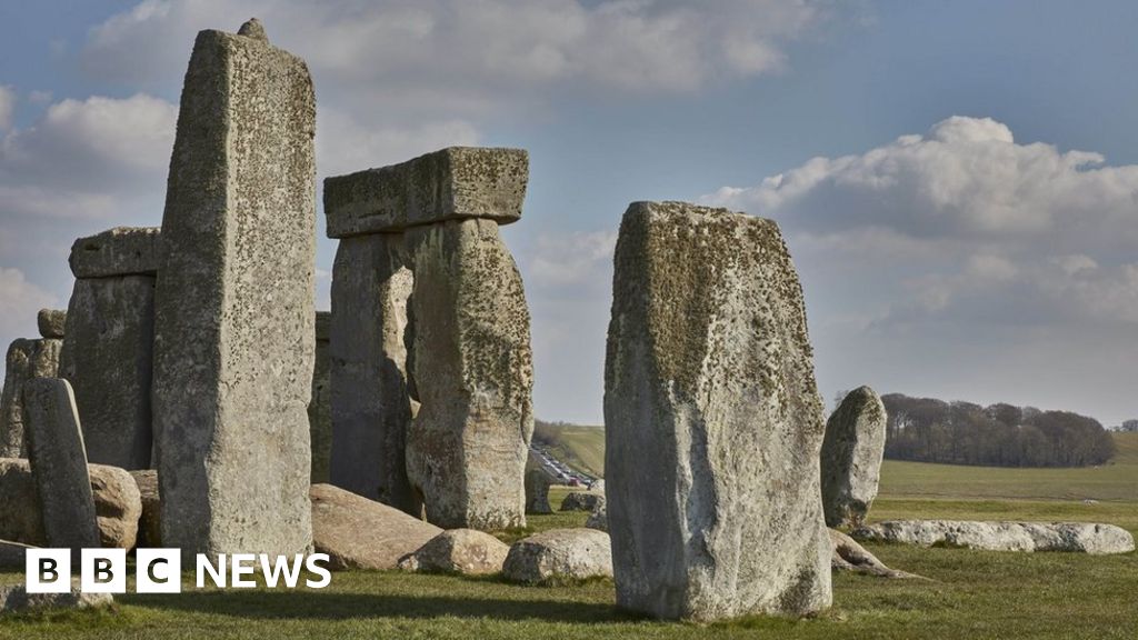 Stonehenge tunnel: Highways England says plans are continuing - BBC News