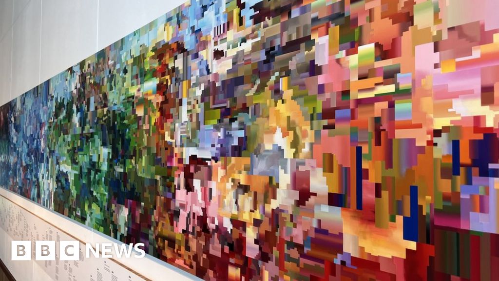 Window Wanderland: Art returns to homes in Coventry - BBC News