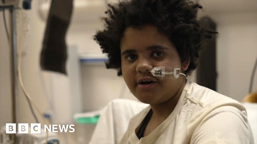 Therapy dog brings Christmas joy to sick children