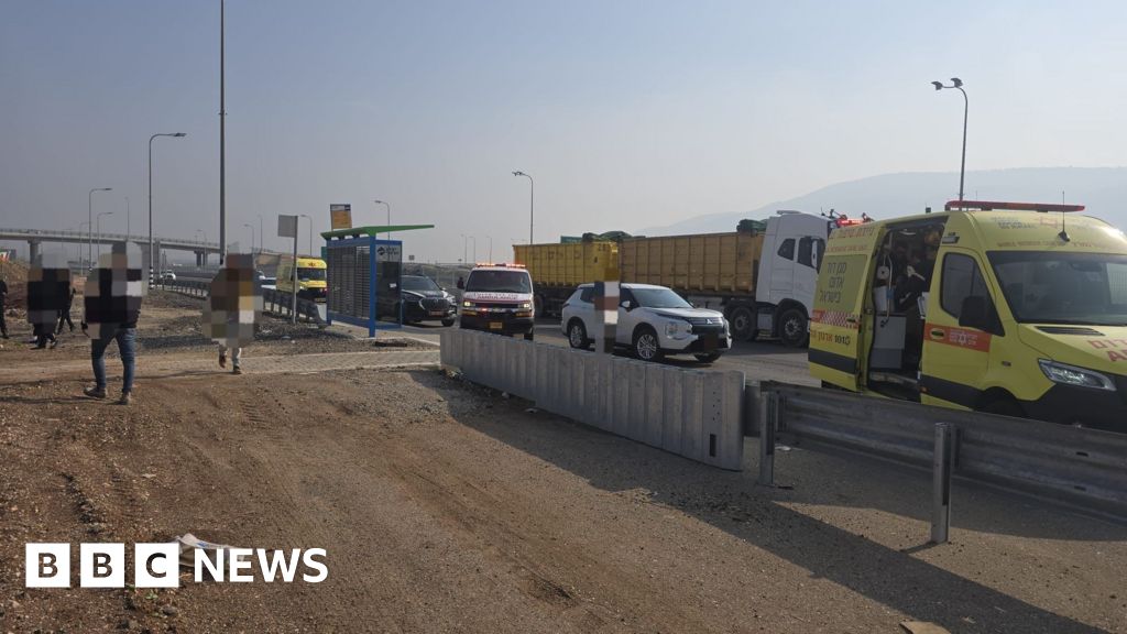 Двама души са били убити при според полицията масова терористична