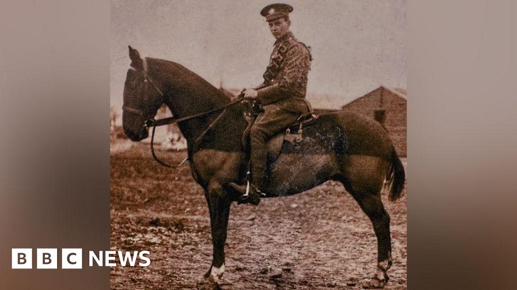 Statue commemorating the warhorse is unveiled