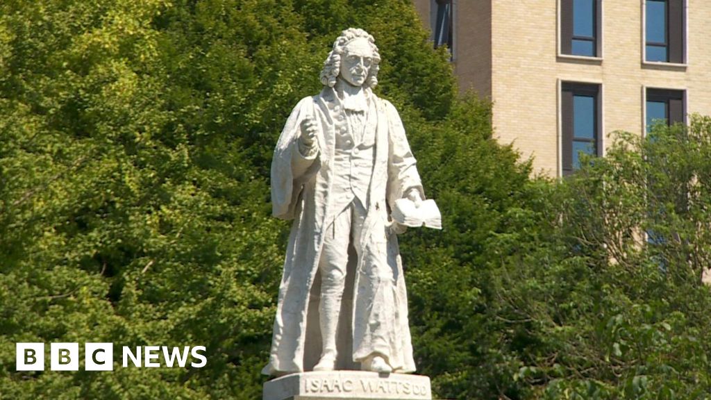 Southampton: Isaac Watts statue gets new fingers for birthday - BBC News