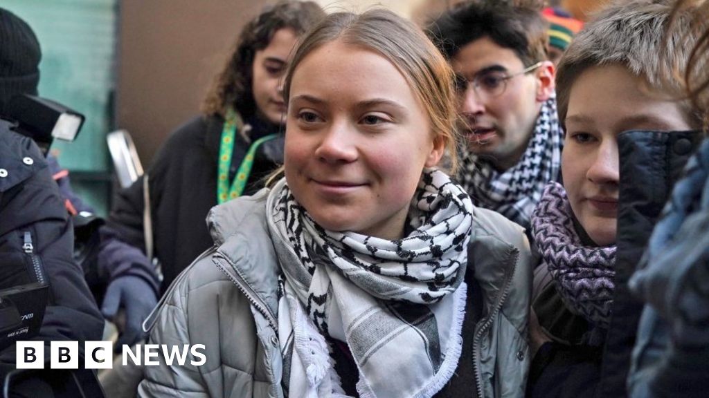 Greta Thunberg di luar pengadilan: Kita harus ingat siapa musuh sebenarnya