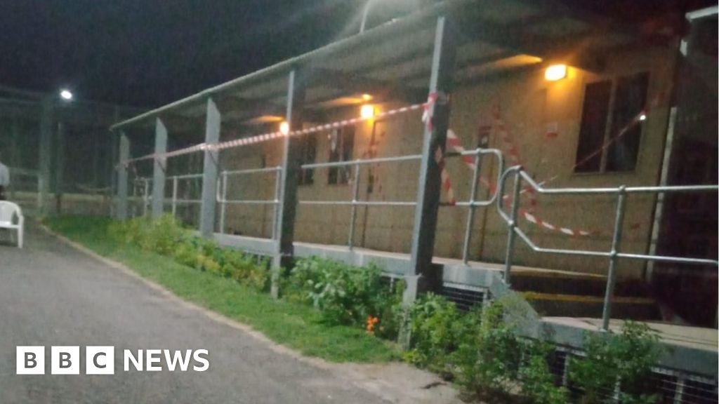 Escape tunnel found at Australian detention centre - BBC News