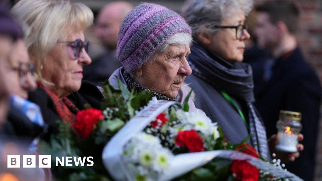 Vigil diadakan di ‘tembok kematian’ Auschwitz, 80 tahun kemudian