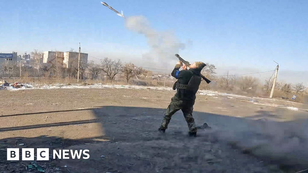 Ukraine war: Ukraine admits retreat from front line town of Soledar