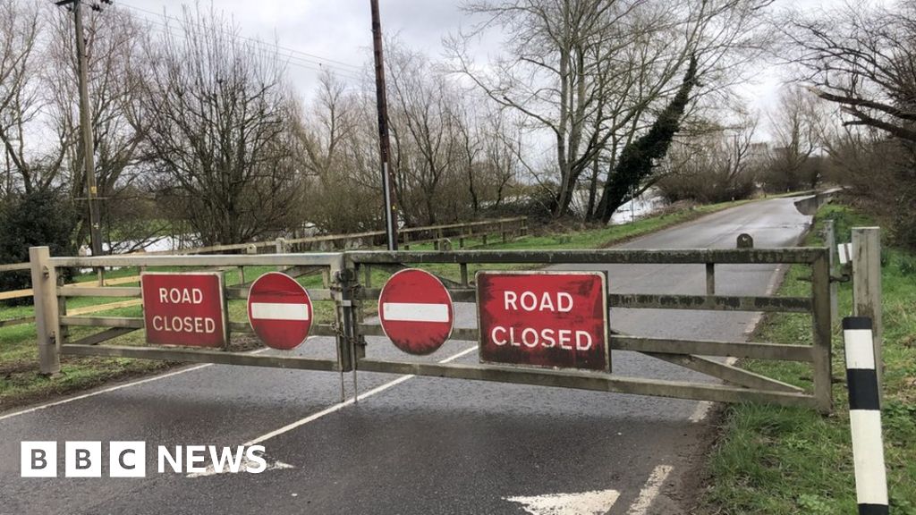 Cambridgeshire: Residents frustrated over Earith bridge road closure 