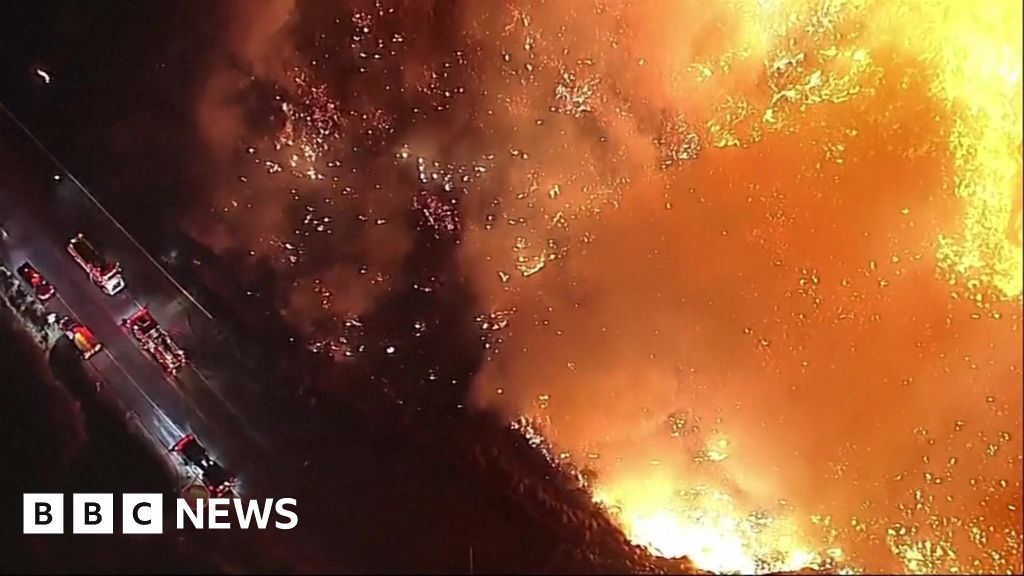 急速に進行する山火事によりマリブ近郊で避難民が発生