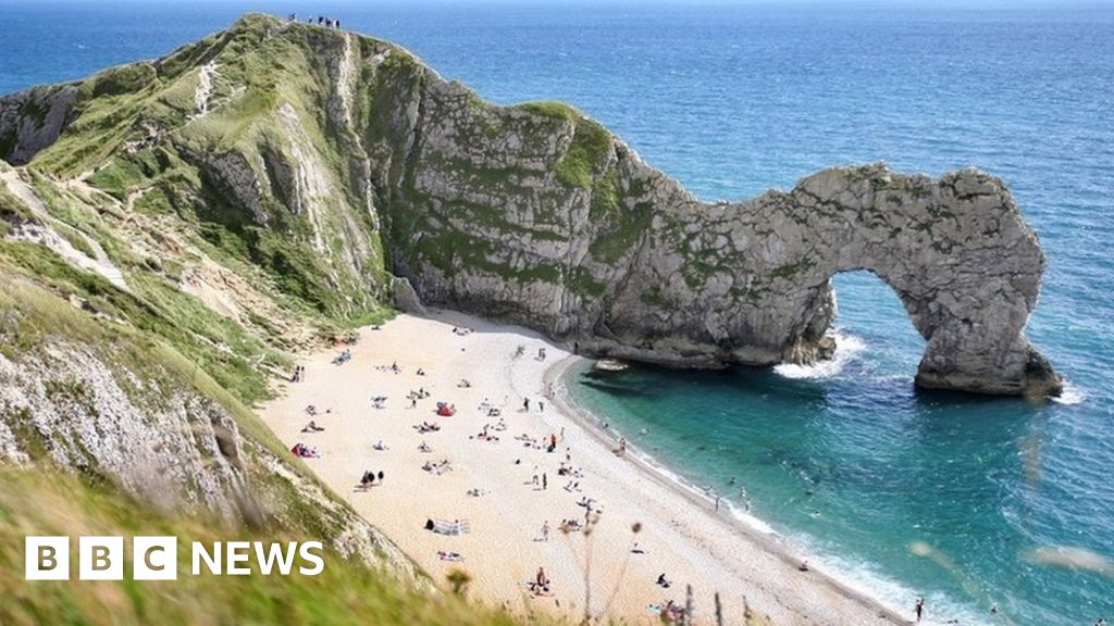Durdle Door: Body found in search for missing swimmer thumbnail