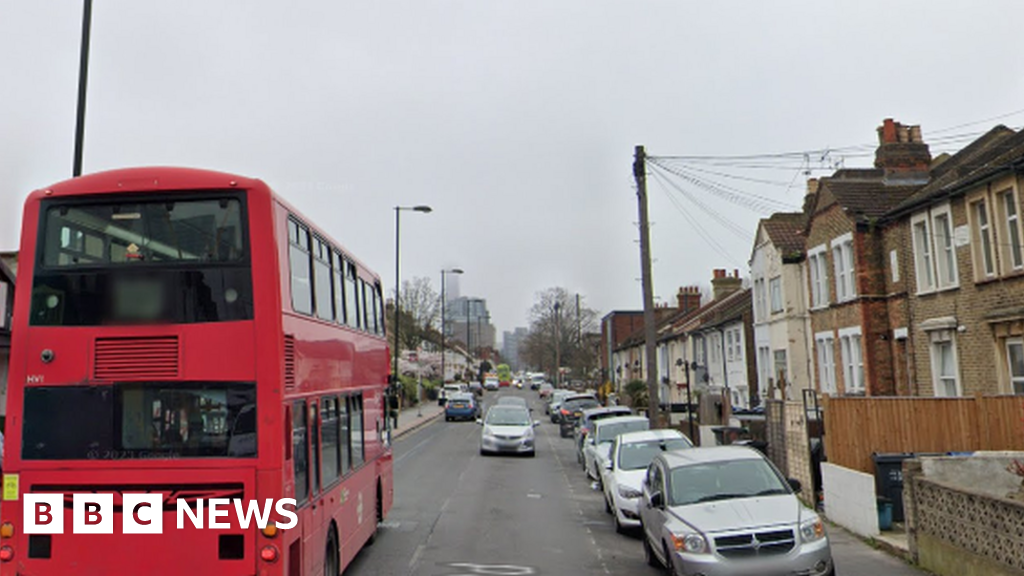 Croydon Met officer denies assaulting woman in bus fare arrest BBC News