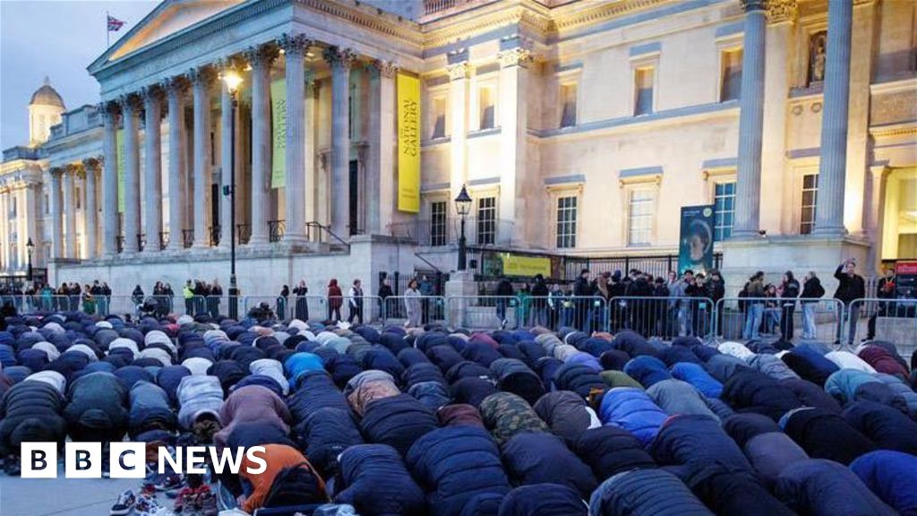 PM urges Badenoch to sack shadow minister over Muslim comments