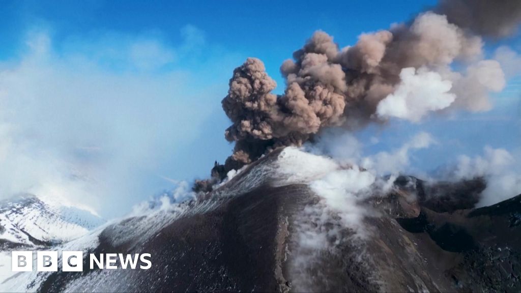 Lava dan asap muncul dari Gunung Snowy Etna