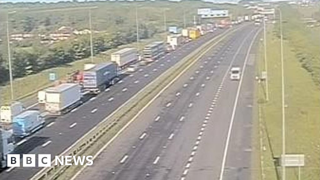 M62: Long Delays After Police Close Motorway For Five Hours - BBC News