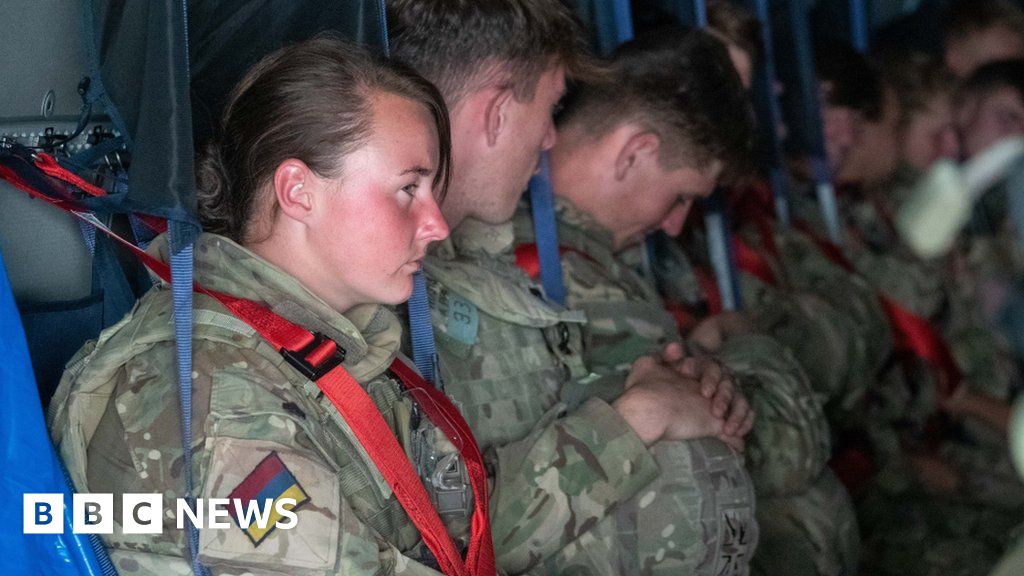 Afghanistan: Final UK troops leave Kabul