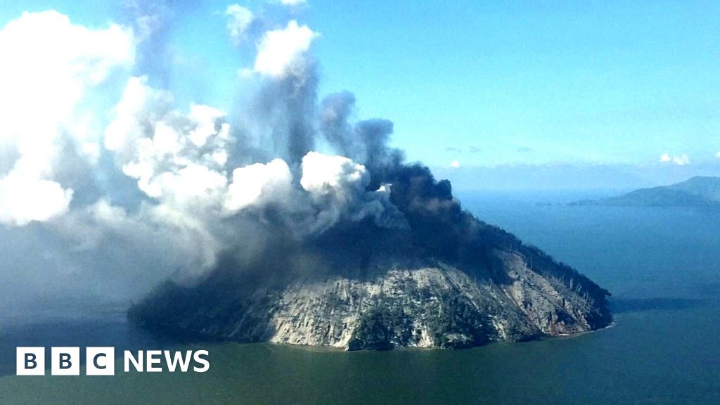 Papua New Guinea volcano Islanders flee worsening eruption BBC News