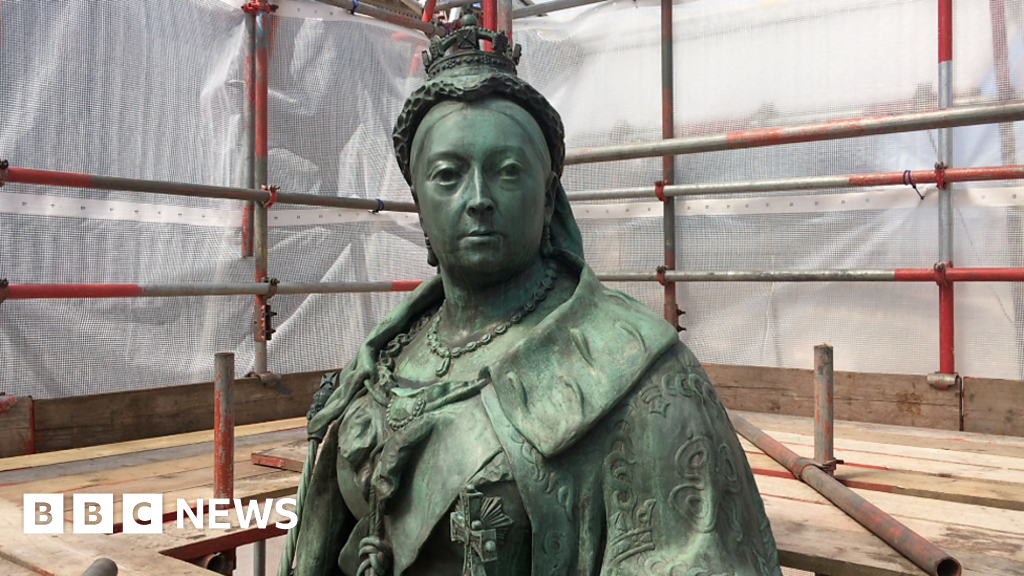 Как переводится opposite the palace there is a beautiful statue of queen victoria