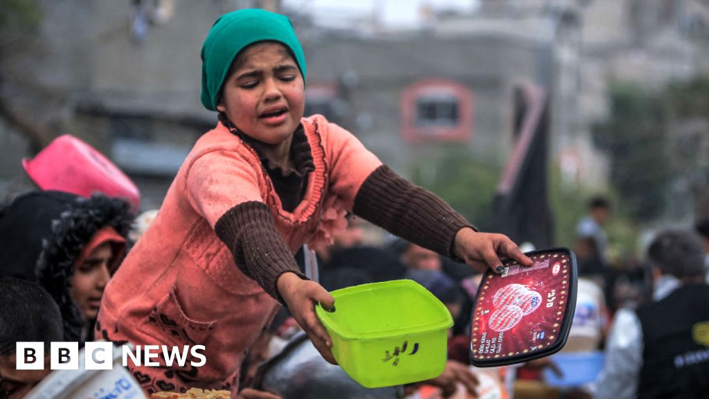 Gaza children search for food to keep families alive Gaza children search for food to keep families alive