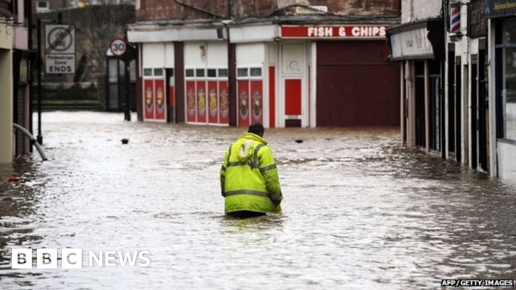 Storm Frank: Power Cuts And Flooding As Scotland Battered - BBC News