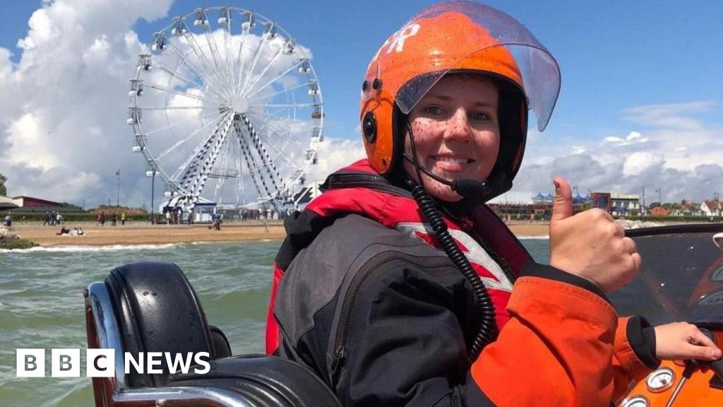 All female rescue team make Suffolk coast patrol history - BBC News