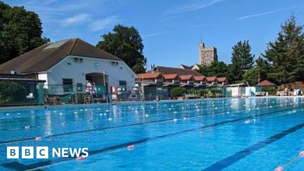 Guildford: Lido users campaign to bring back winter swimming - BBC News