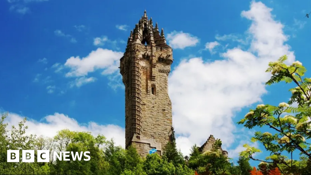 Pilot accused of flying low over National Wallace Monument