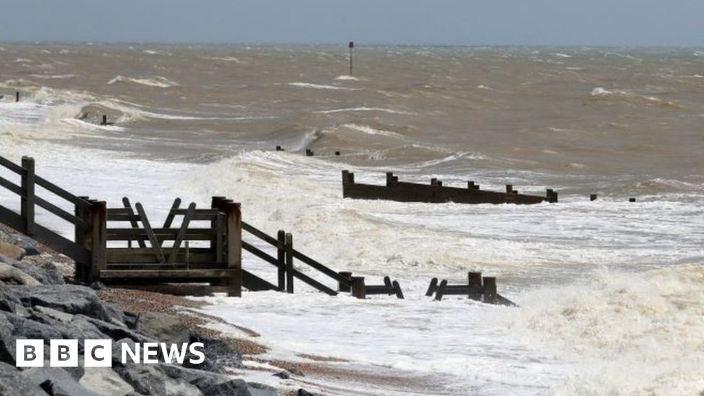 Camber sands death 'Kitesurfer' dies in 'tragic accident'