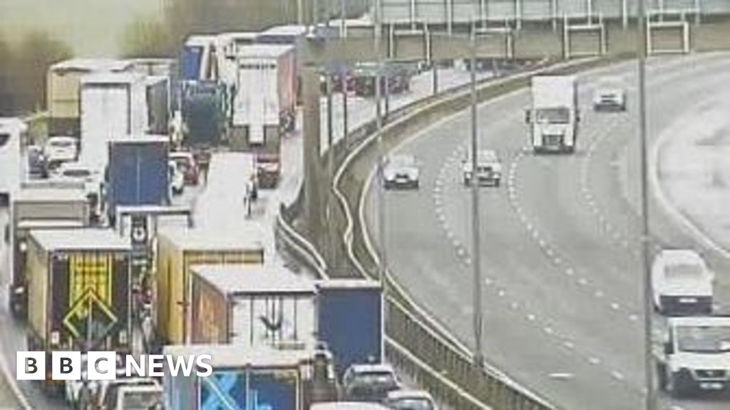 M62 Castleford van driver dies in Lofthouse crash BBC News