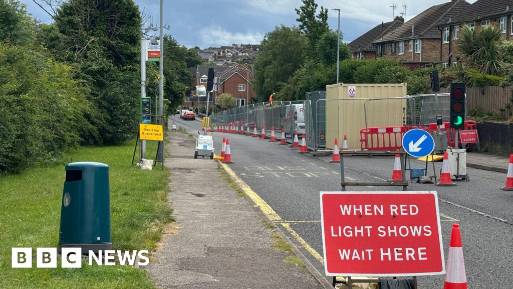 Kirkby-in-Ashfield: Wall repairs along school footpath begin - BBC News