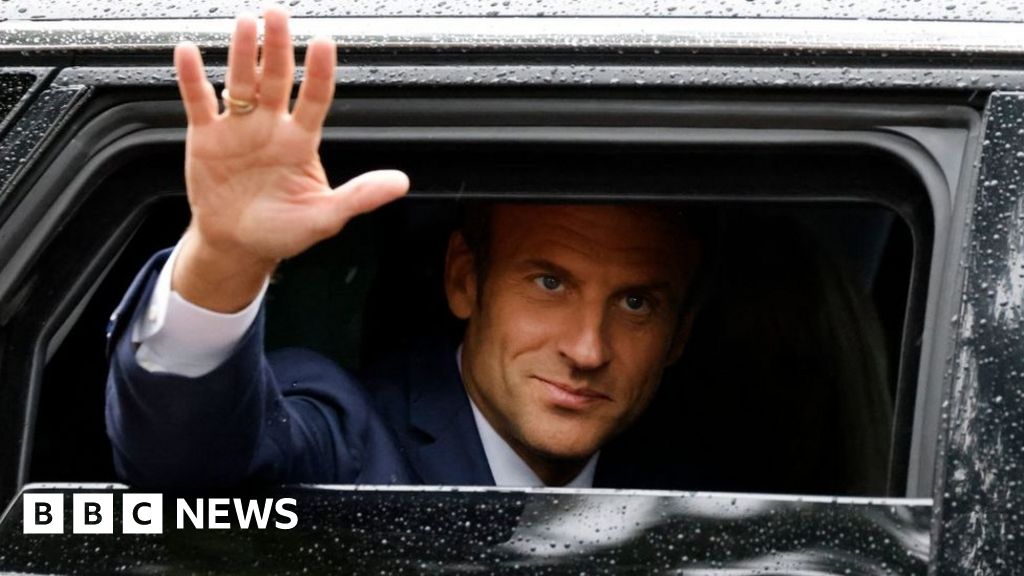 France elections: Macron to meet rival parties after losing majority