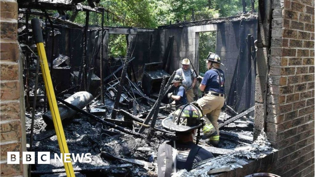 Seorang pria telah didakwa setelah enam orang ditemukan tewas dalam kebakaran rumah di AS