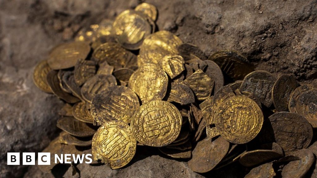 Israeli youths unearth 1,100-year-old gold coins from Abbasid era