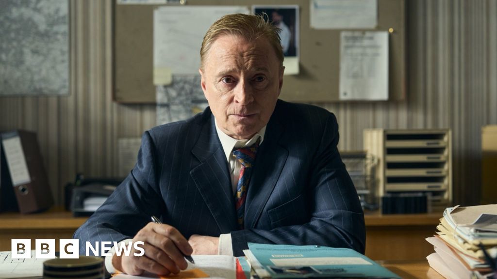 <div>Robert Carlyle: 'I think I was hacked'</div>