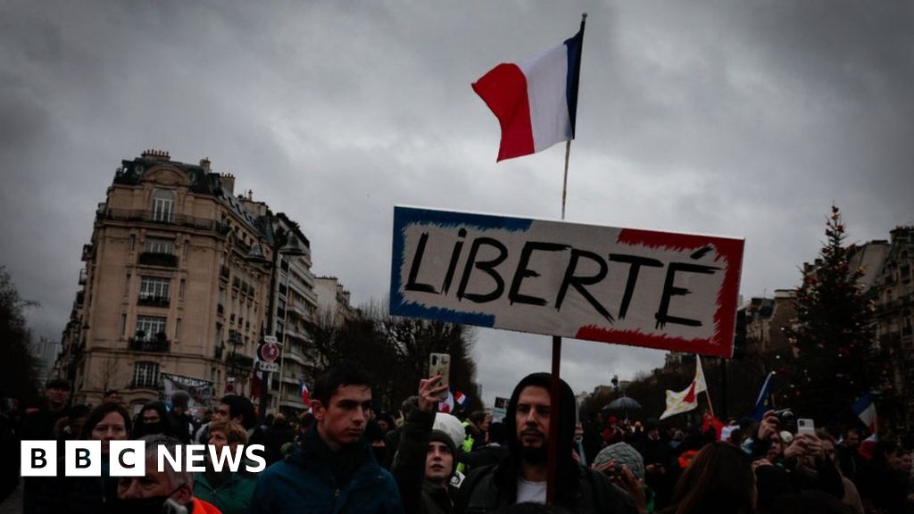 Covid: Thousands protest in France against proposed new vaccine pass