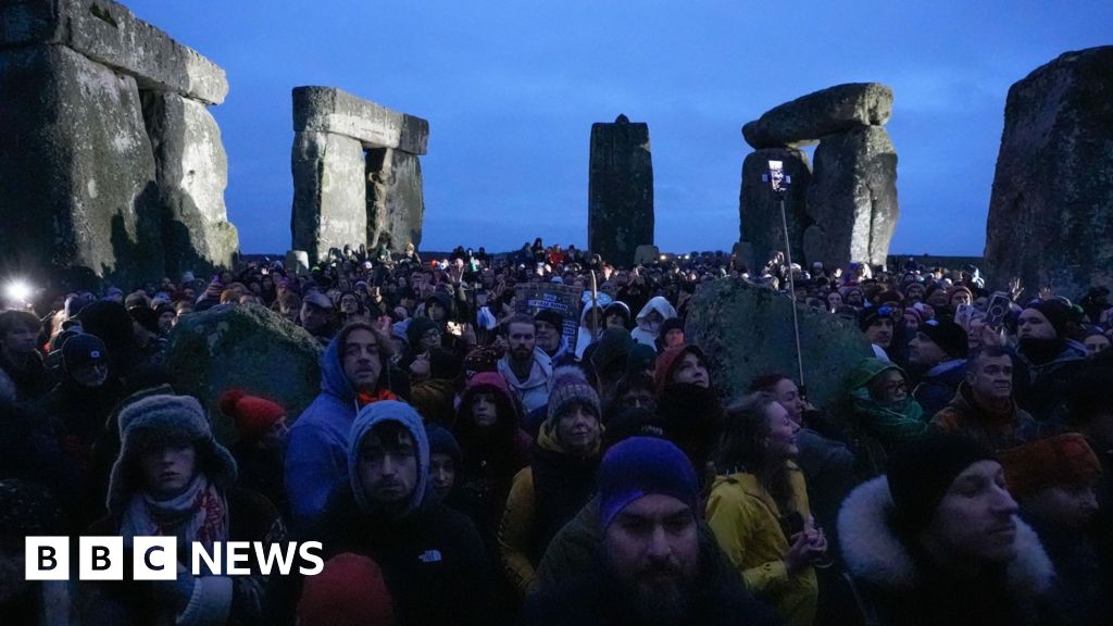 Timelapse shows winter solstice sunrise at Stonehenge