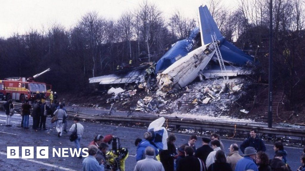 Kegworth plane crash: Survivor takes first steps 30 years on - BBC News