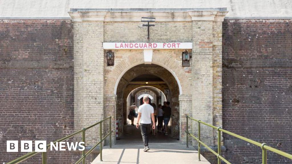 Felixstowe Landguard Fort rusak setelah ’40 bola golf menghantam dinding ‘